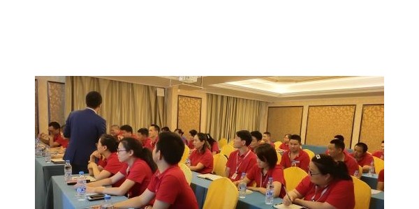 公司進(jìn)行團(tuán)隊(duì)向心力培訓(xùn)3