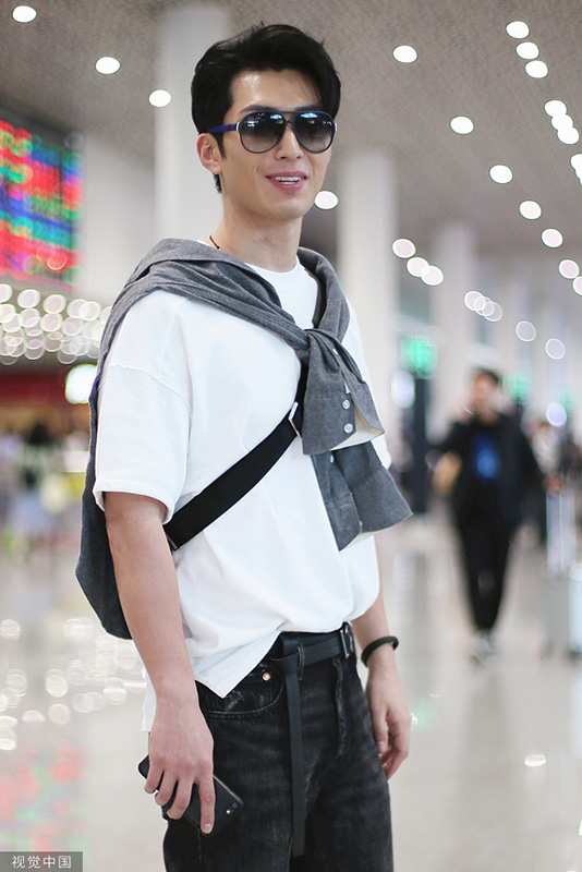 竇驍大方表白賭王女兒后第一次現(xiàn)身機場——與高效過濾器規(guī)格的關系